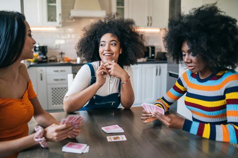 tiga gadis di rumah bermain kartu