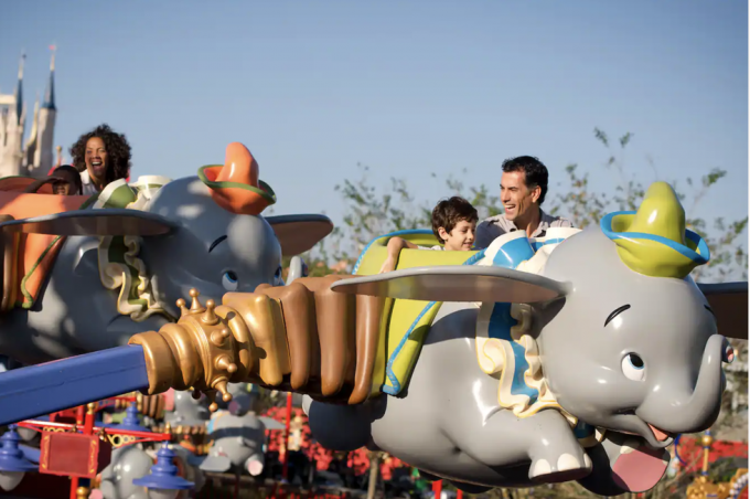 penumpang mengendarai dumbo gajah terbang di taman kerajaan ajaib dunia walt disney